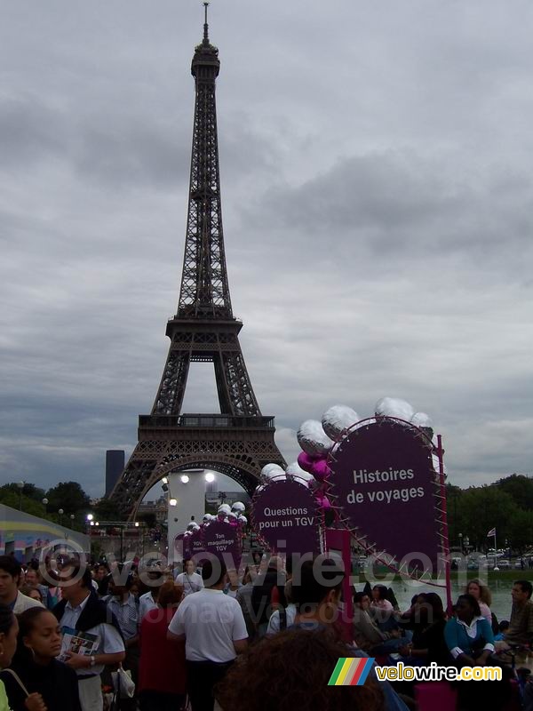 De Eiffeltoren achter de versieringen 25 jaar TGV
