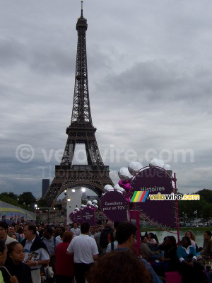 La tour Eiffel derrière les décorations pour 25 ans TGV (255x)