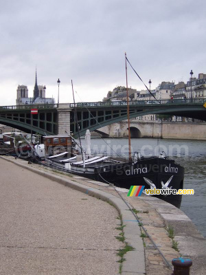 Le bateau 'Alma' avec le Notre Dame en arrière-plan (242x)
