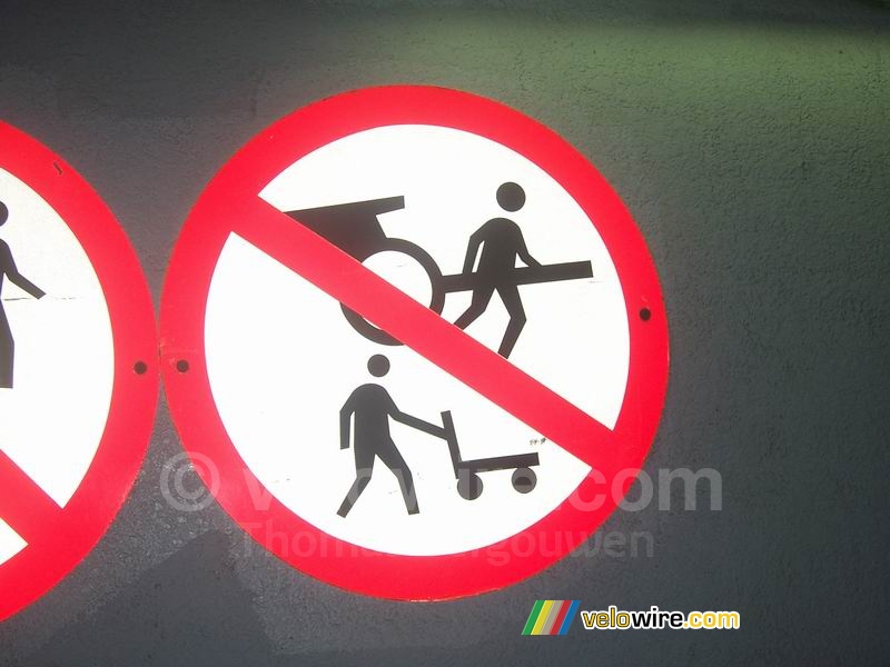 Leuk verkeersbord: trek- en duwkarren verboden in deze parkeergarage