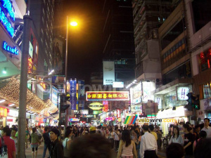 Busy shopping street in the Mong Kok area (1275x)