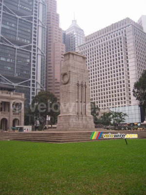 Statue Square with a statue which remembers world war II (266x)
