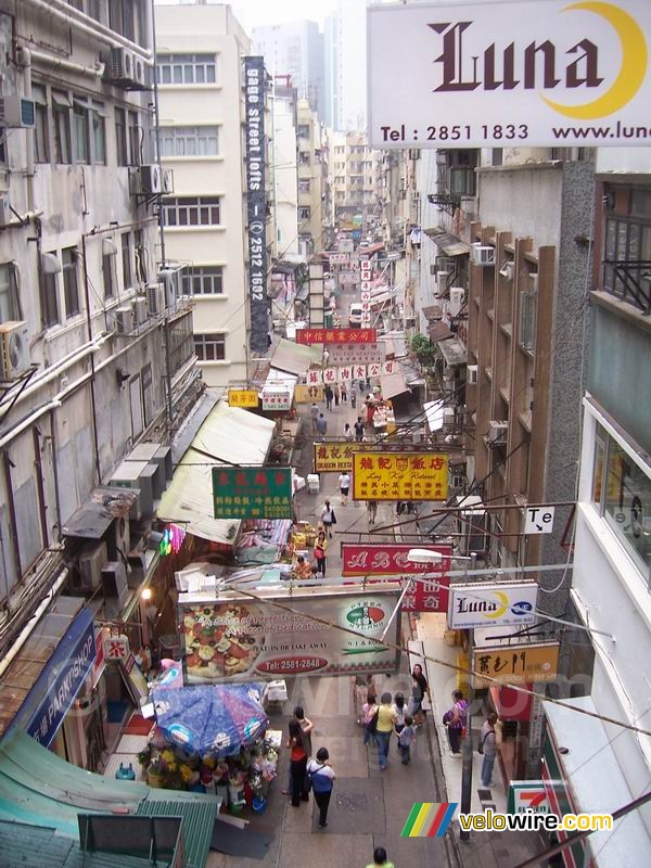 Een markt / winkelstraat gezien vanaf de Central-Mid levels roltrap