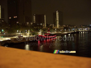 Un bateau devant la Bibliothèque Nationale de France (BNF) (828x)