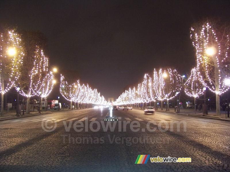 Les Champs Elysées habillés aux lumières pour Noël