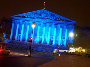 L'Assemblée Nationale sous la lumière bleue (1919x)