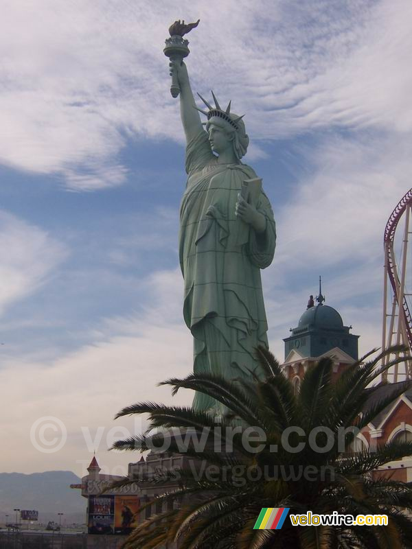 Une réplique de la Statue de la Liberté devant l'hôtel New York New York