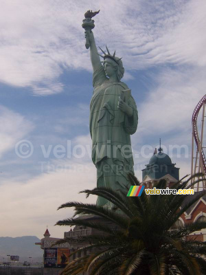 Replica of the Statue of Liberty near the New York New York Hotel (430x)