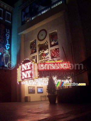 One of the entrances of the New York New York Hotel (382x)
