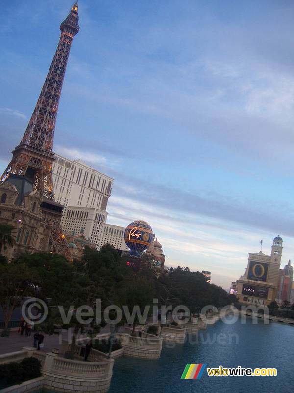 Links Paris met de Eiffeltoren, rechts de ingang van Bellagio