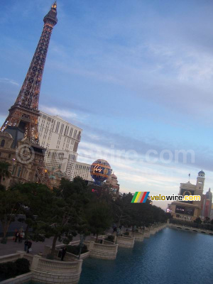 On the left Paris with the Eiffel Tower, on the right the entrance of the Bellagio (262x)