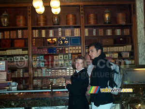 [Les Pays-Bas - Amsterdam] Cédric & Isabelle chez 'Hajenius' (cigares) (703x)