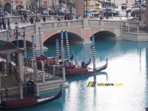A Venetian place in front of the Venetian hotel (2) (200x)
