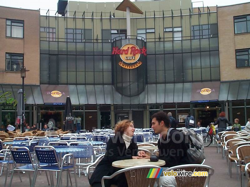[The Netherlands - Amsterdam] Cédric & Isabelle in front of Hard Rock Café Amsterdam