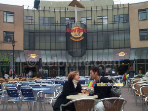 [Les Pays-Bas - Amsterdam] Cédric & Isabelle devant Hard Rock Café Amsterdam (619x)