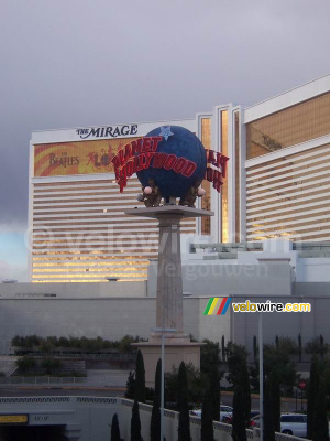Planet Hollywood in front of The Mirage (203x)