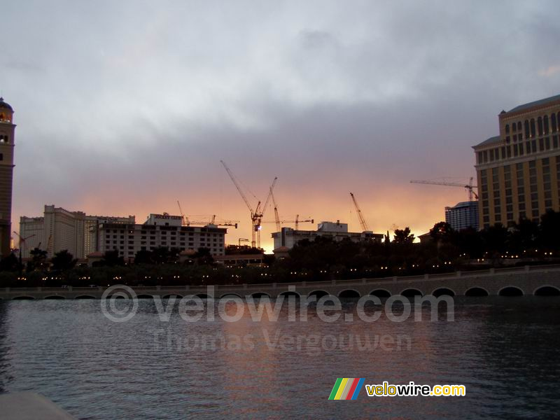 De bouwplaats van MGM's CityCenter bij zonsondergang