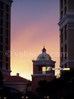 A tower of the Bellagio at sunset (512x)