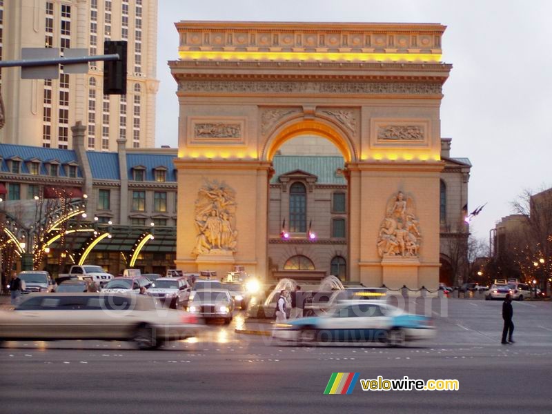 Replica van de Arc de Triomphe bij Paris Hotel