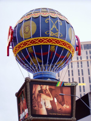 The hot air balloon of the Paris Hotel (647x)