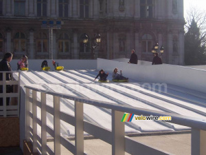 Les enfants descendent en luge devant l'Hôtel de Ville (221x)