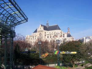 L'église Saint-Eustache vue depuis le Forum des Halles (874x)
