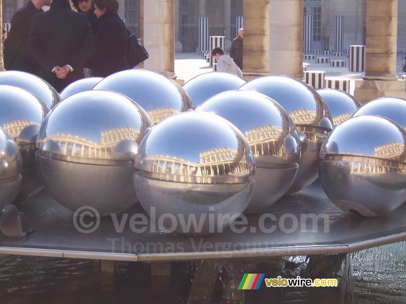 Glimmende bollen bij het Palais Royal (2)