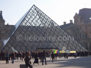 La pyramide du Louvre (683x)