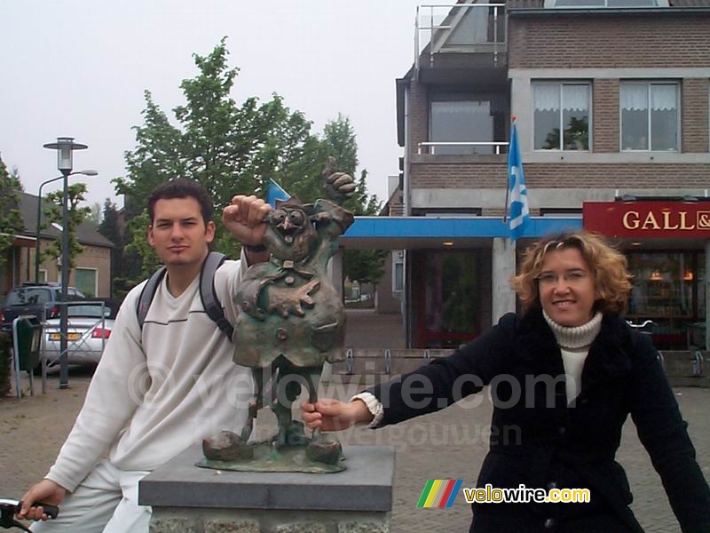 [Les Pays-Bas] Cédric & Isabelle avec le 'Bosuil' (hulotte - la mascotte de carnaval d'Ulvenhout)