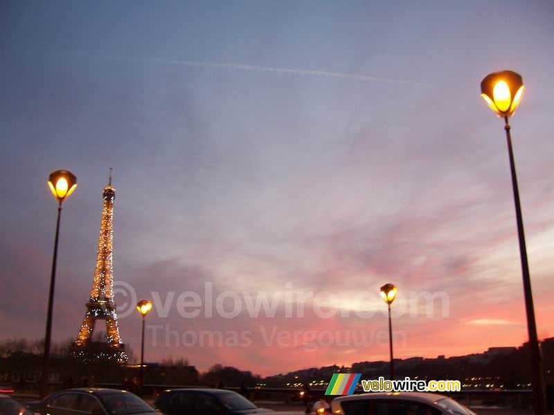 De Eiffeltoren en de ondergaande zon