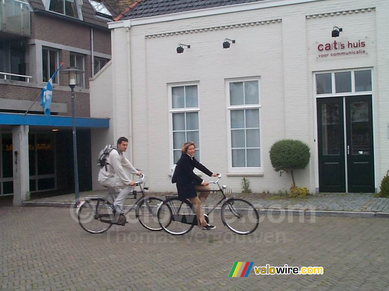 [The Netherlands] Cédric and Isabelle on their bicycle