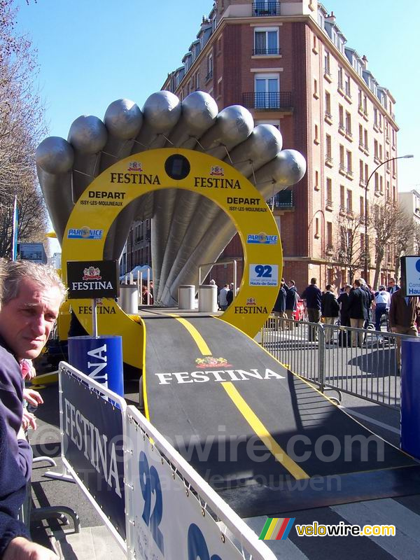 The start of the prologue of Paris-Nice