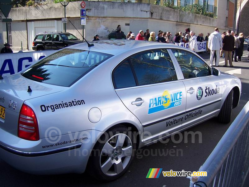 Une voiture officielle de l'organisation de Paris-Nice