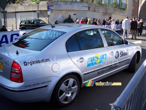 Une voiture officielle de l'organisation de Paris-Nice (358x)