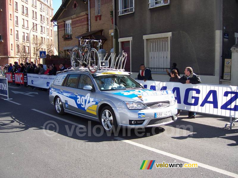 Une voiture AG2R