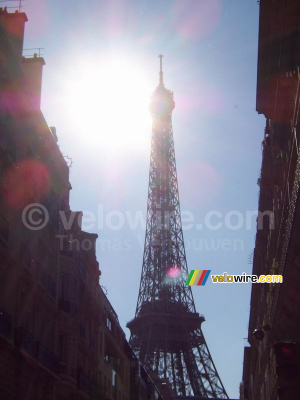 La Tour Eiffel à côté du soleil (450x)