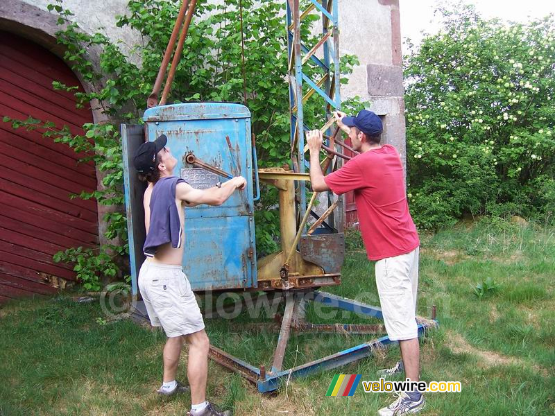 Florent et Bernie s'amusent avec une grue manuelle qu'on a trouvé abandonnée