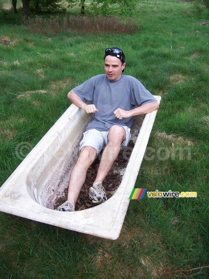 Ricou dans une baignoire abandonnée (400x)