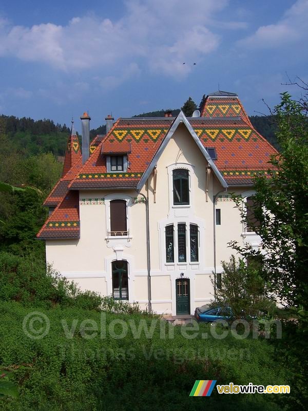 Une jolie maison avec un toit mosaïque