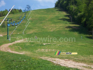 Florent cycles uphill (302x)