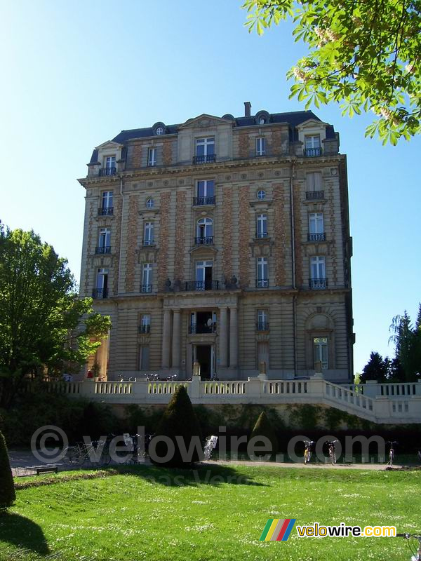 Een statig gebouw in Vittel