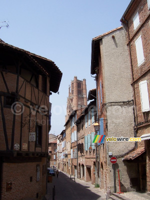 Une petite rue et le cathédrale Sainte Cécile (367x)