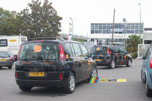Avant départ : deux des voitures Renault Espace (499x)