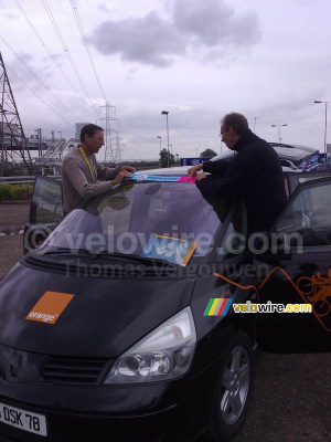 Eric Caritoux et Patrice Esnault collent l'autocollant sur la voiture Orange (979x)