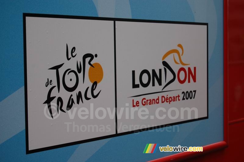 Het Tour de France / London logo op een shuttle bus
