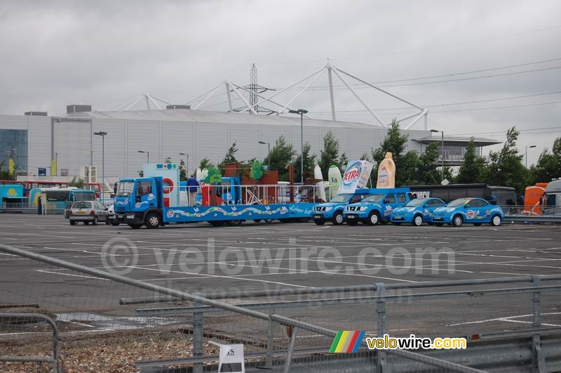 Le parking de la caravane publicitaire avec les voitures de X-Tra Minidou