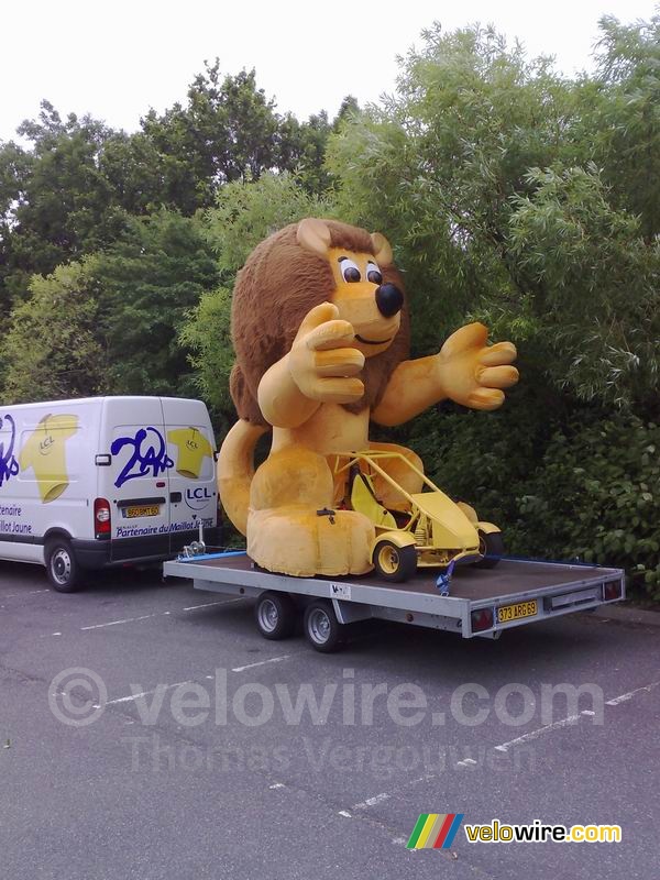 LCL's advertising caravan's lion is waiting for the first stage