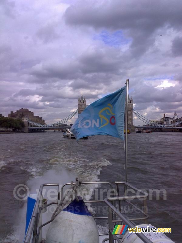 Le drapeau du Tour à Londres devant le Tower Bridge