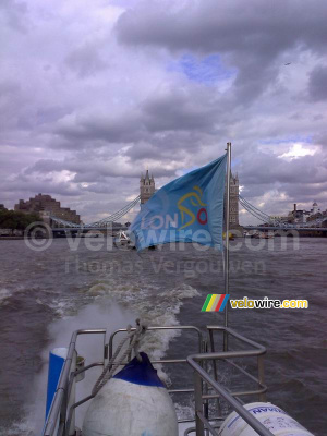 Le drapeau du Tour à Londres devant le Tower Bridge (685x)