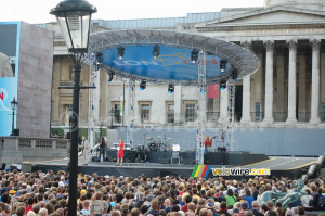 Les présentateurs de la présentation des équipes à Trafalgar Square (598x)